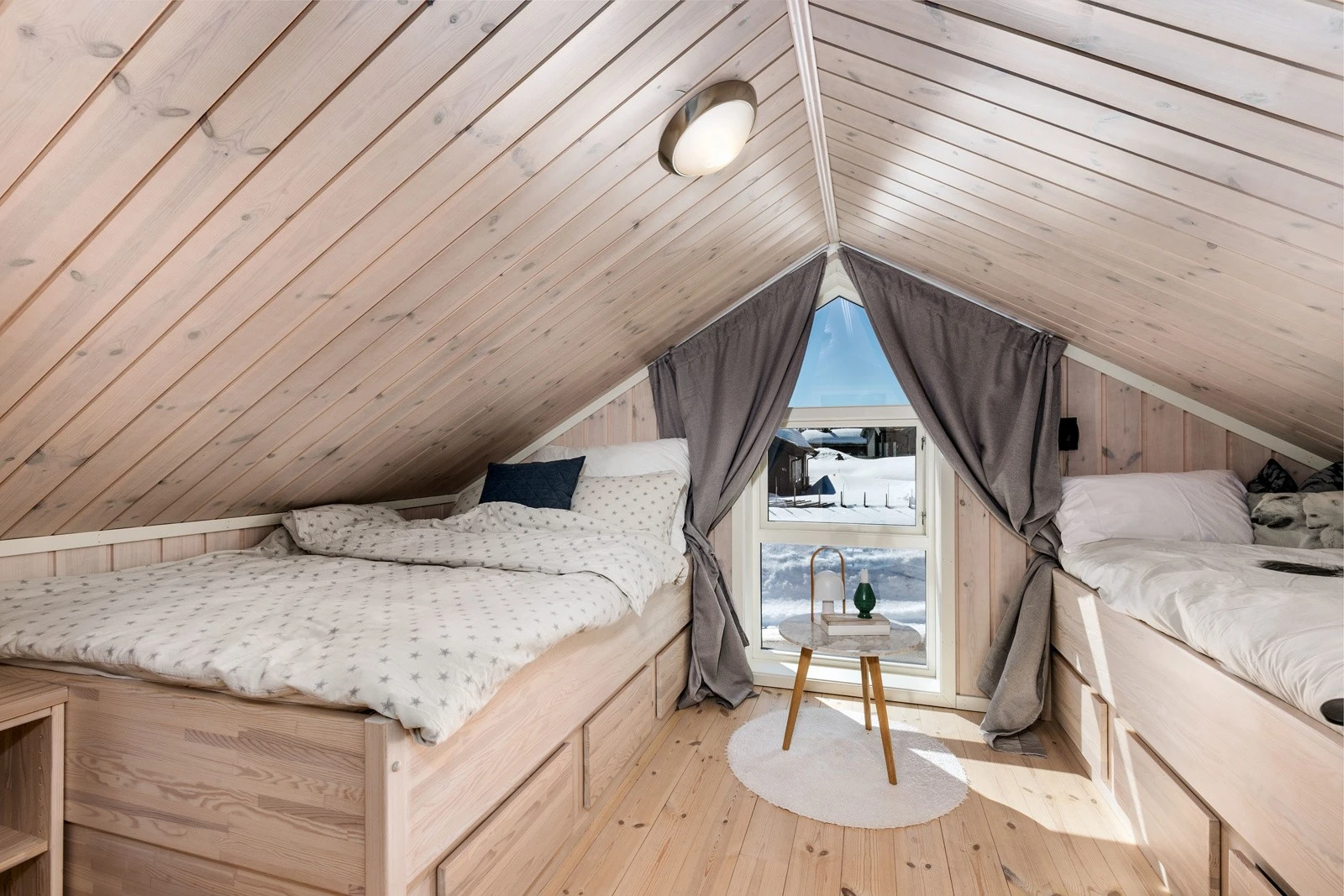 Det er innredet med 4 sengeplasser i loftet på hytta - i henhold til teknisk forskrift er ikke loftsetasjen godkjent som oppholdsrom Galleribilde