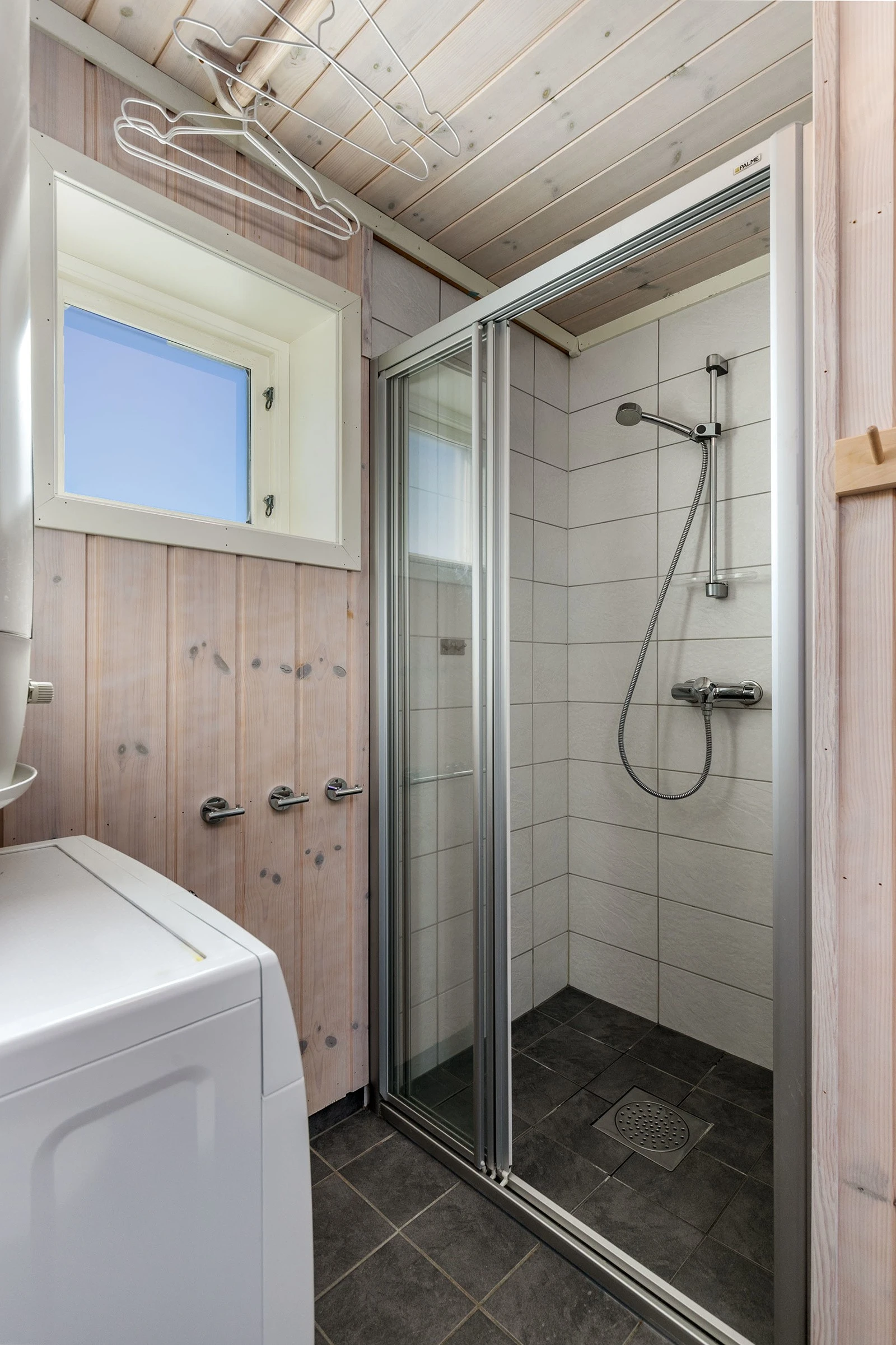 Dusjnisje med skyvedører i herdet glass. Galleribilde