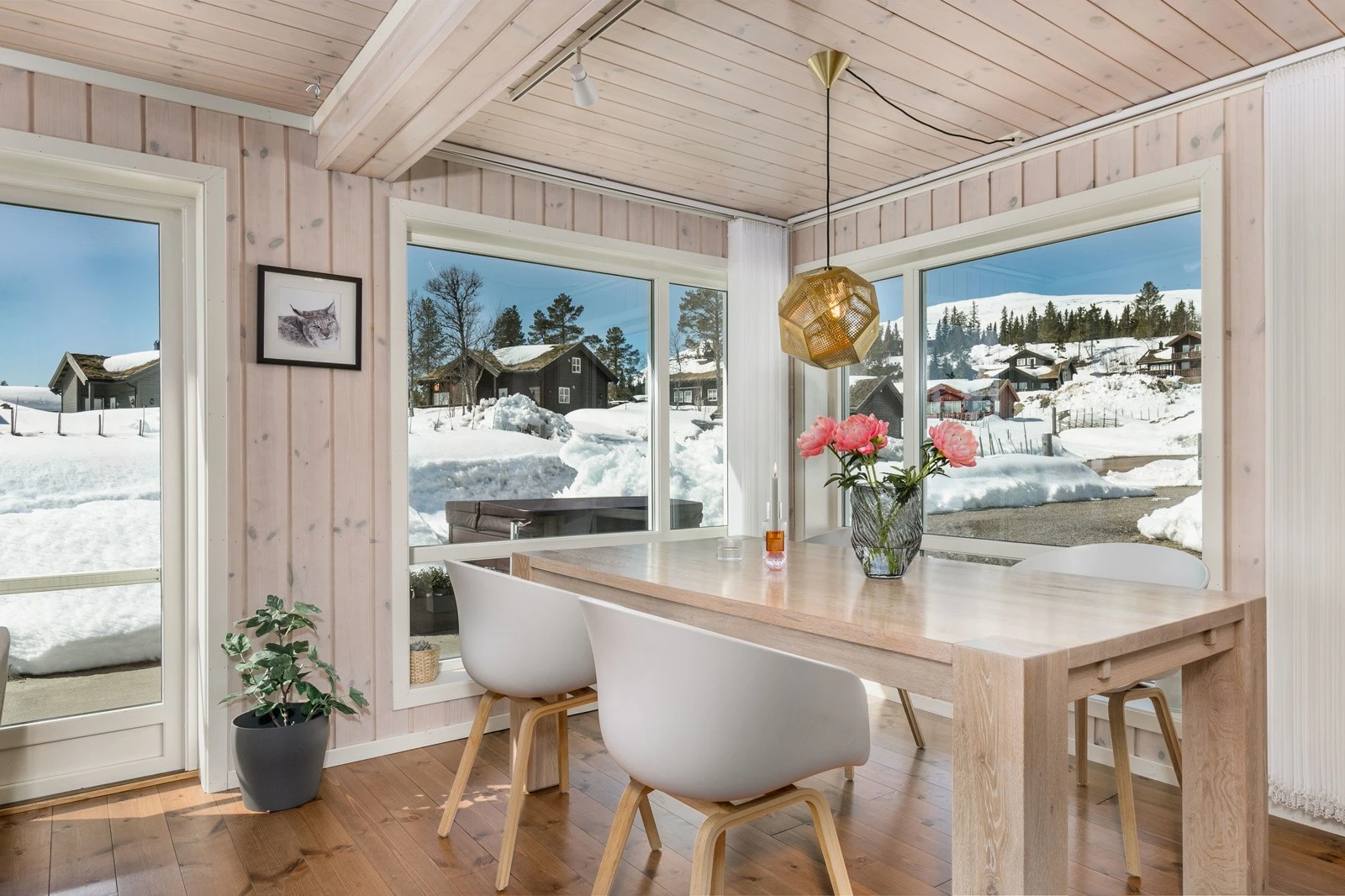 Mellom stuen og kjøkkenet er det plass til å sette inn et større spisebord, som fungerer som et naturlig skille mellom de to rommene. Galleribilde