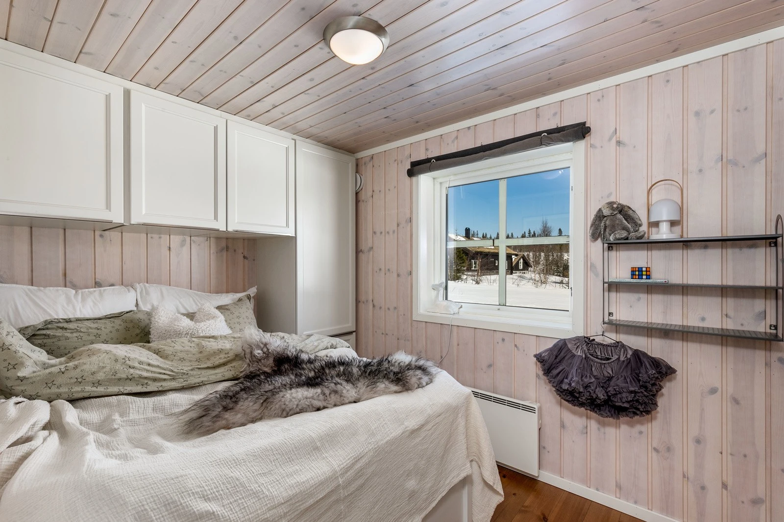 Fritidsboligen har to lyse og tiltalende soverom i 1. etg, begge av samme gode kvalitet og standard som fritidsboligen for øvrig. Soverommene har furugulv og hvitpigmentert panel på veggene. Plassbygde garderobeskap og senger. Galleribilde