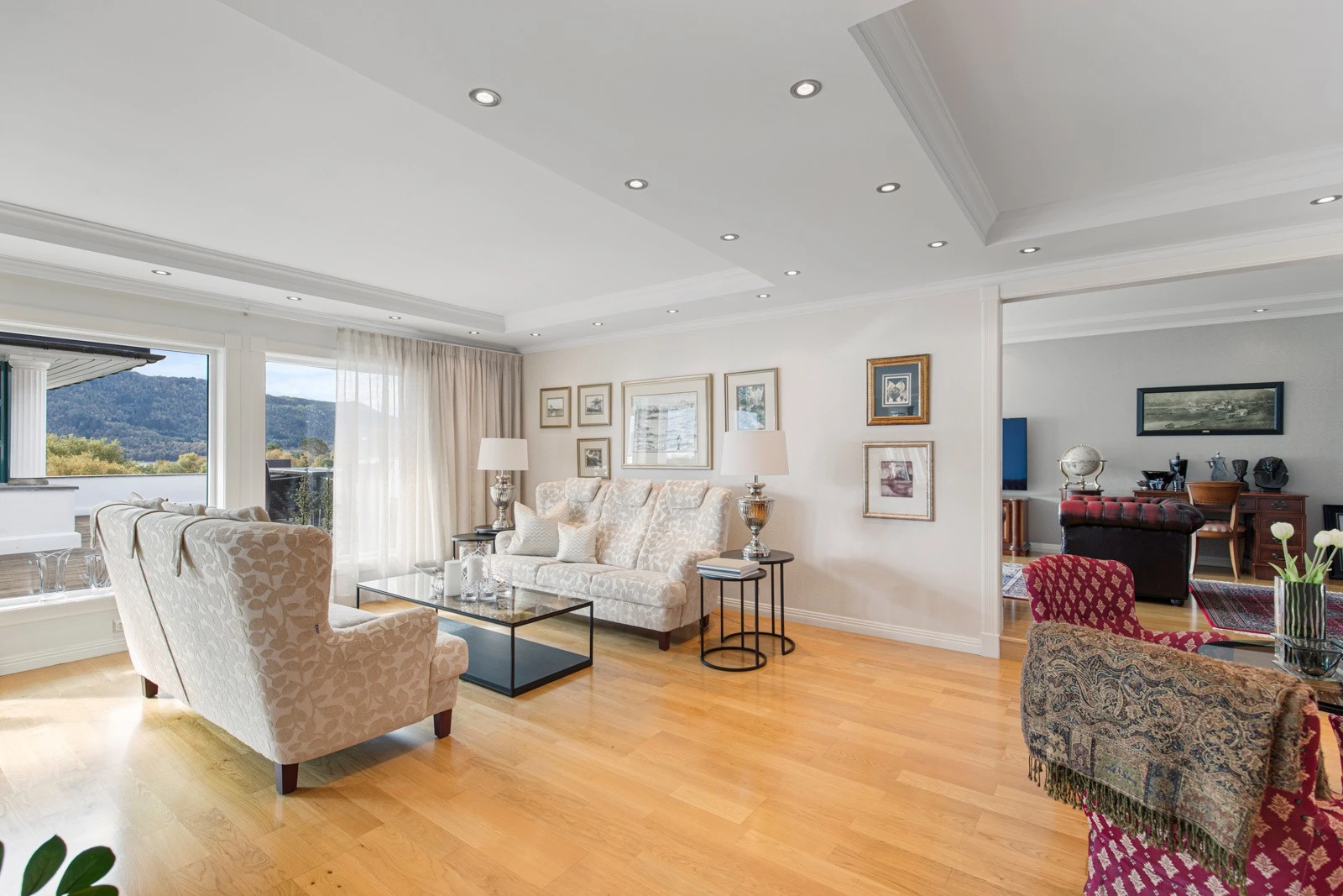 Romslig stue med parkett på gulv. Galleribilde