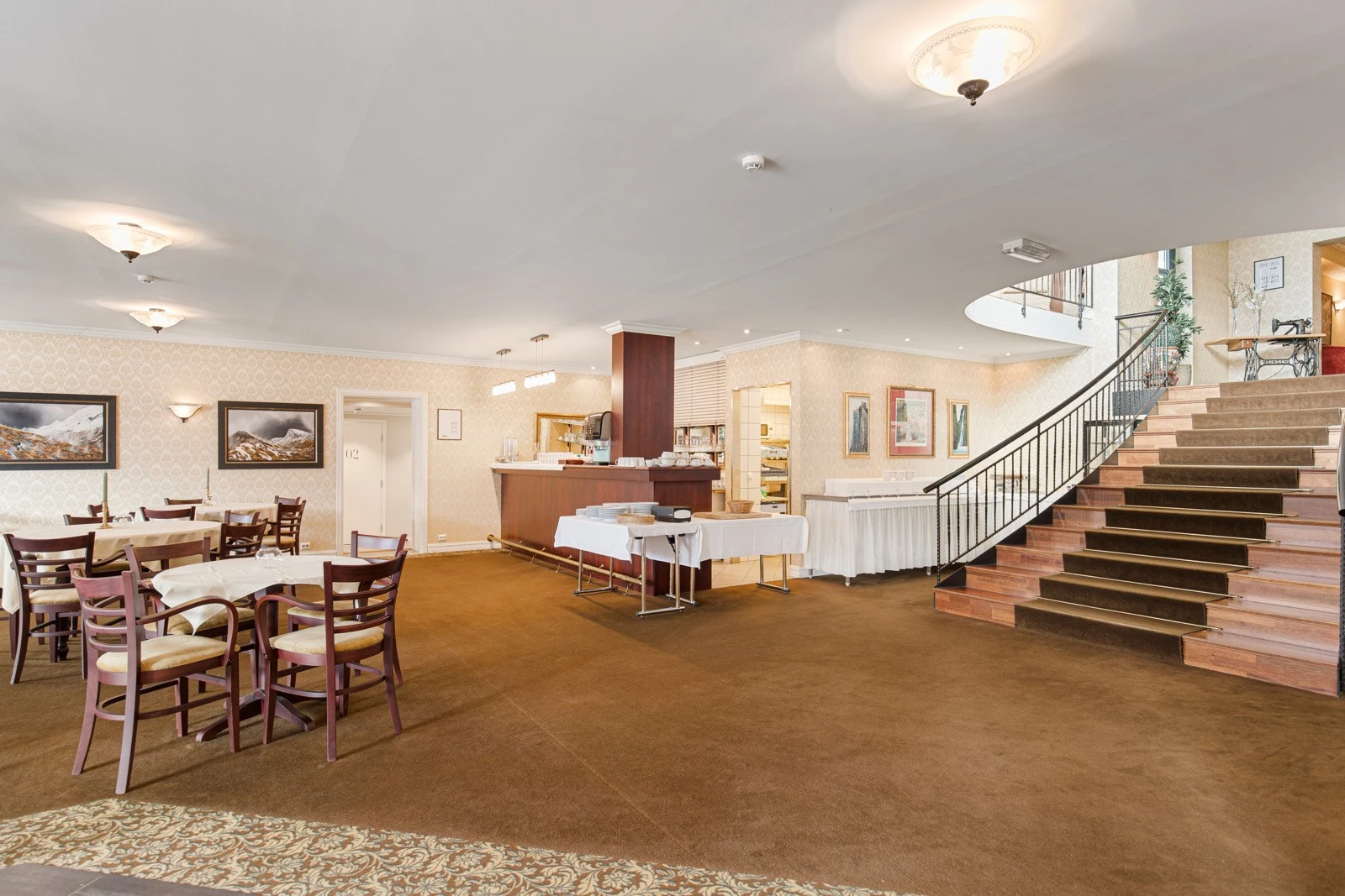 Romslig spisesal og trapp til møterom/tv-stue. Galleribilde