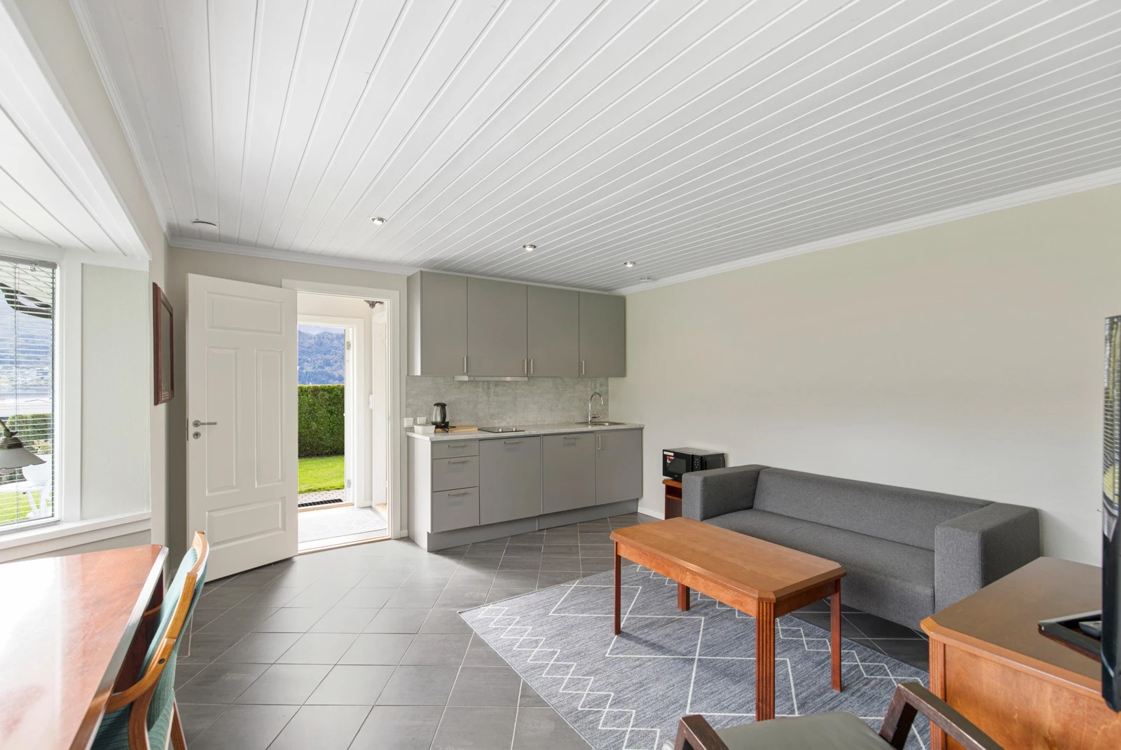 Hagehuset inneholder vindfang, bad og stue/kjøkken med sovealkove. Galleribilde