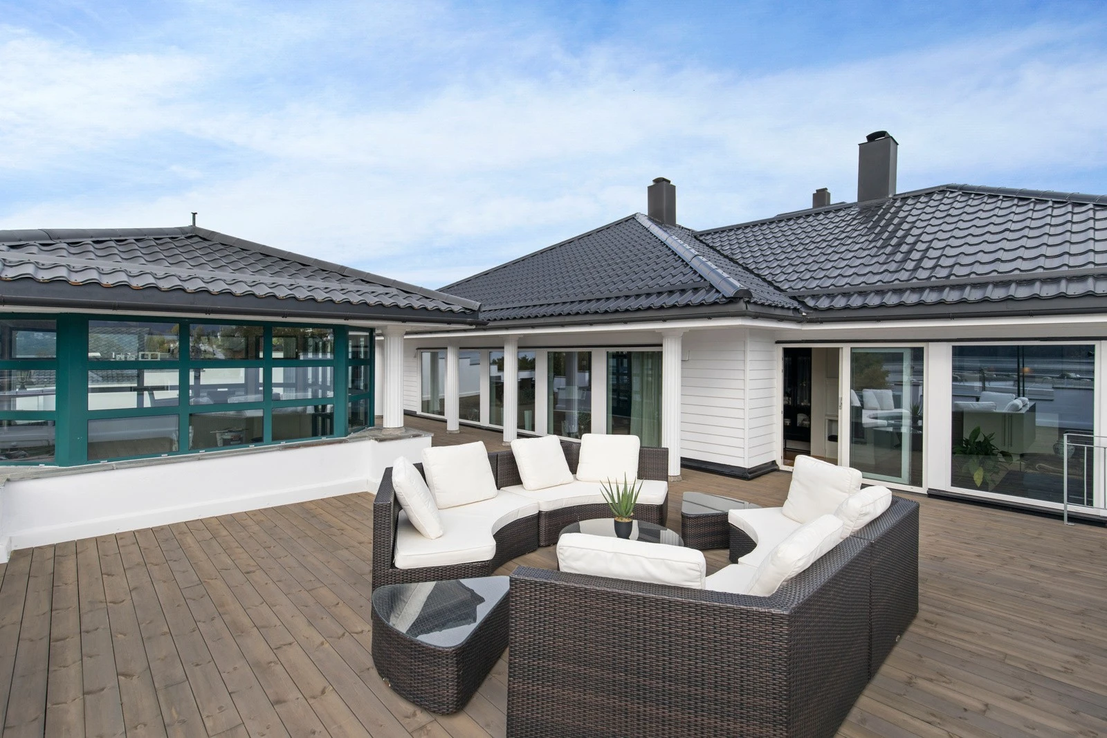 Terrassen har utgang både fra kjøkken og stue. Galleribilde