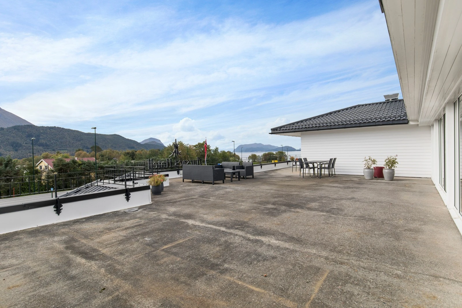 Sørvestvendt terrasse med nydelig utsikt. Galleribilde