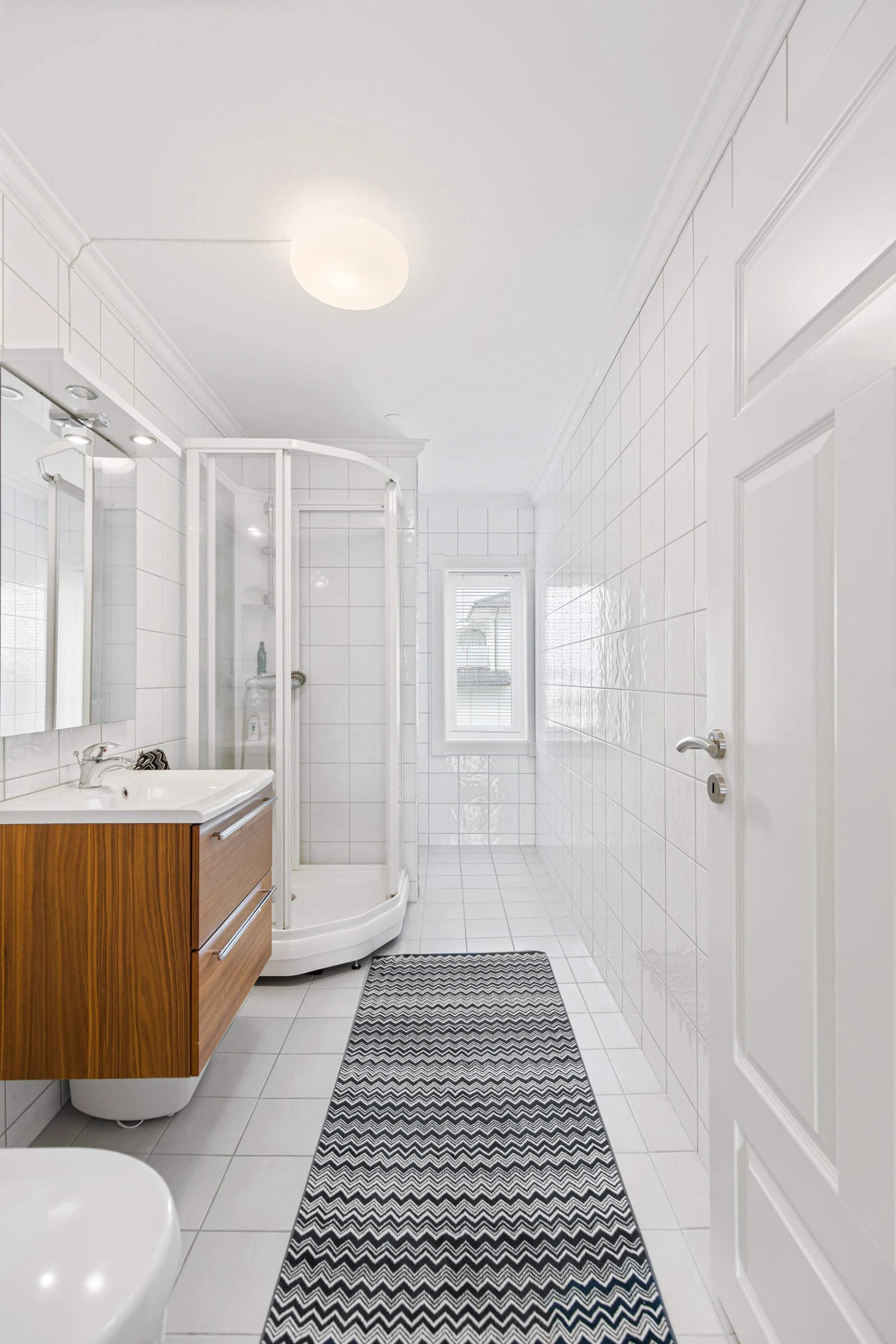 Pent, helfliset bad. Galleribilde