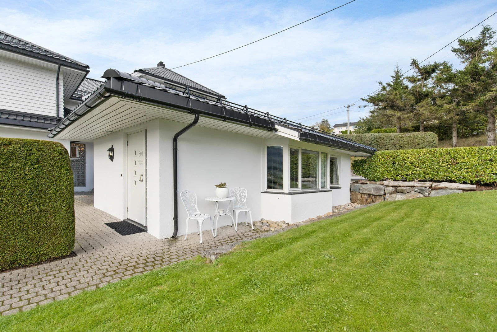 Mot øst er det hagehus på 32 kvm som ble oppført i 1996. Galleribilde