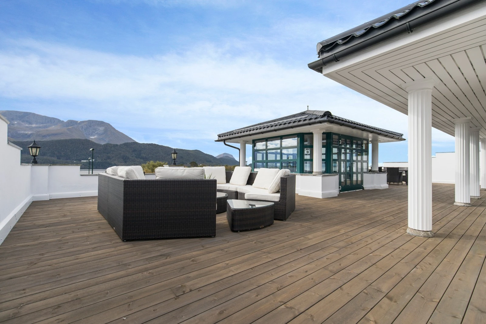 Hovedleiligheten har stor, privat takterrasse med dekke av Møre Royal. Galleribilde