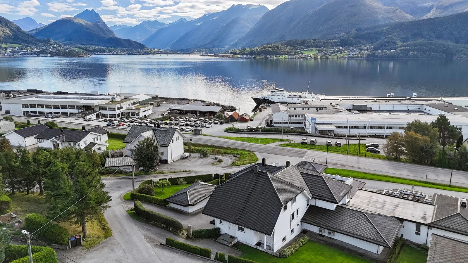 Området er omkranset av fjord og fjell. Galleribilde