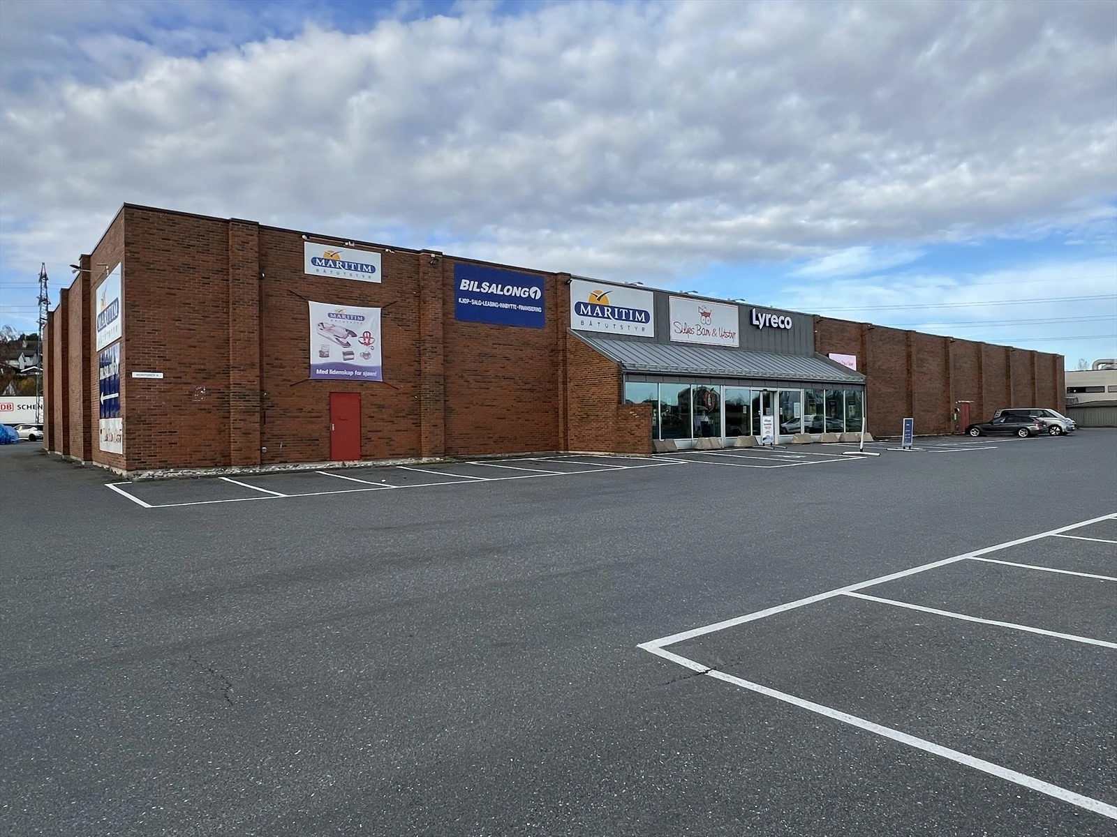 Fasade og P-plass mot Dikeveien Galleribilde