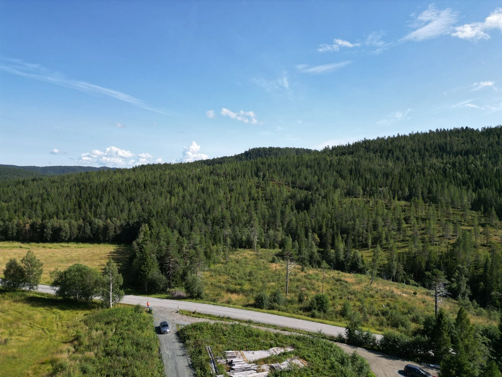 Draksten er en del av Selbu kommune og her har man fantastiske naturområder like utenfor døren! På sommertid er det flotte turstier som passer både for store og små og på vinterstid kan du kjøre snøscooter mellom Dragsten og Selbu. Galleribilde
