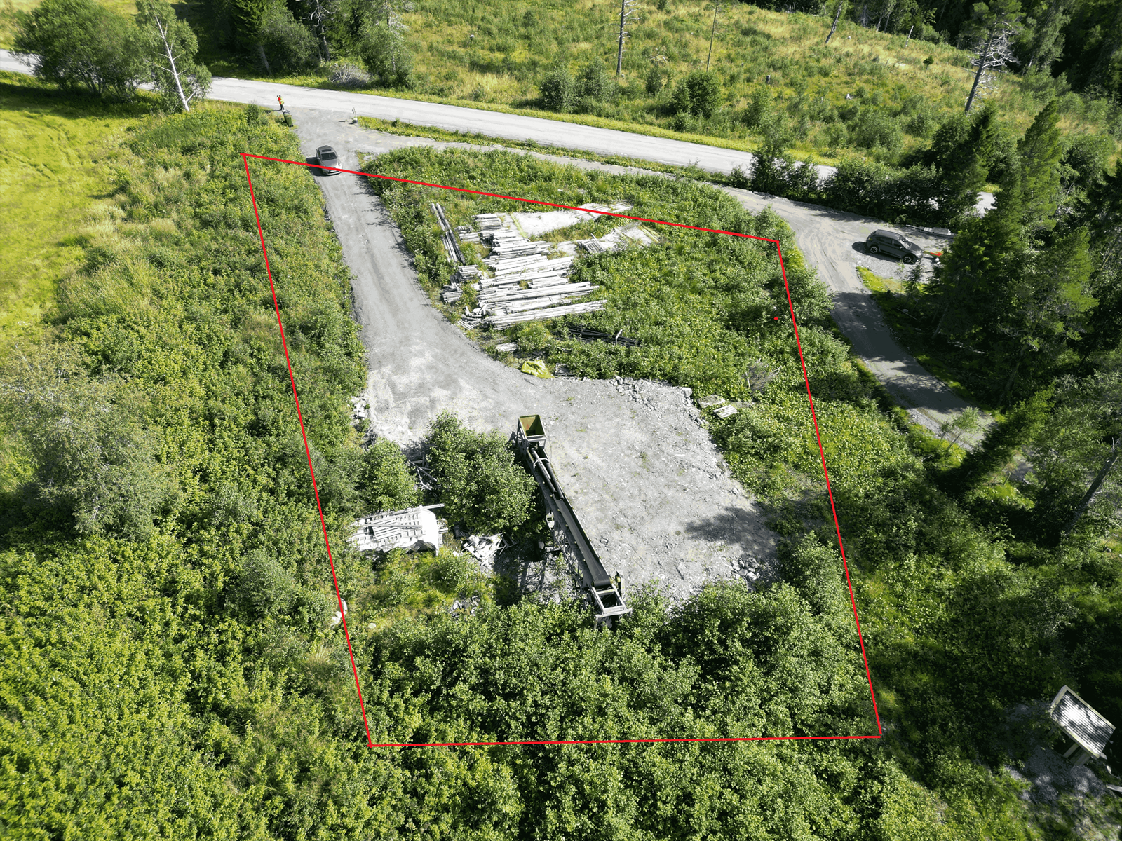 Tomtegrensen er tegnet av megler og kun ment som illustrasjon, nøyaktig kart er vedlagt i salgsoppgaven. Galleribilde