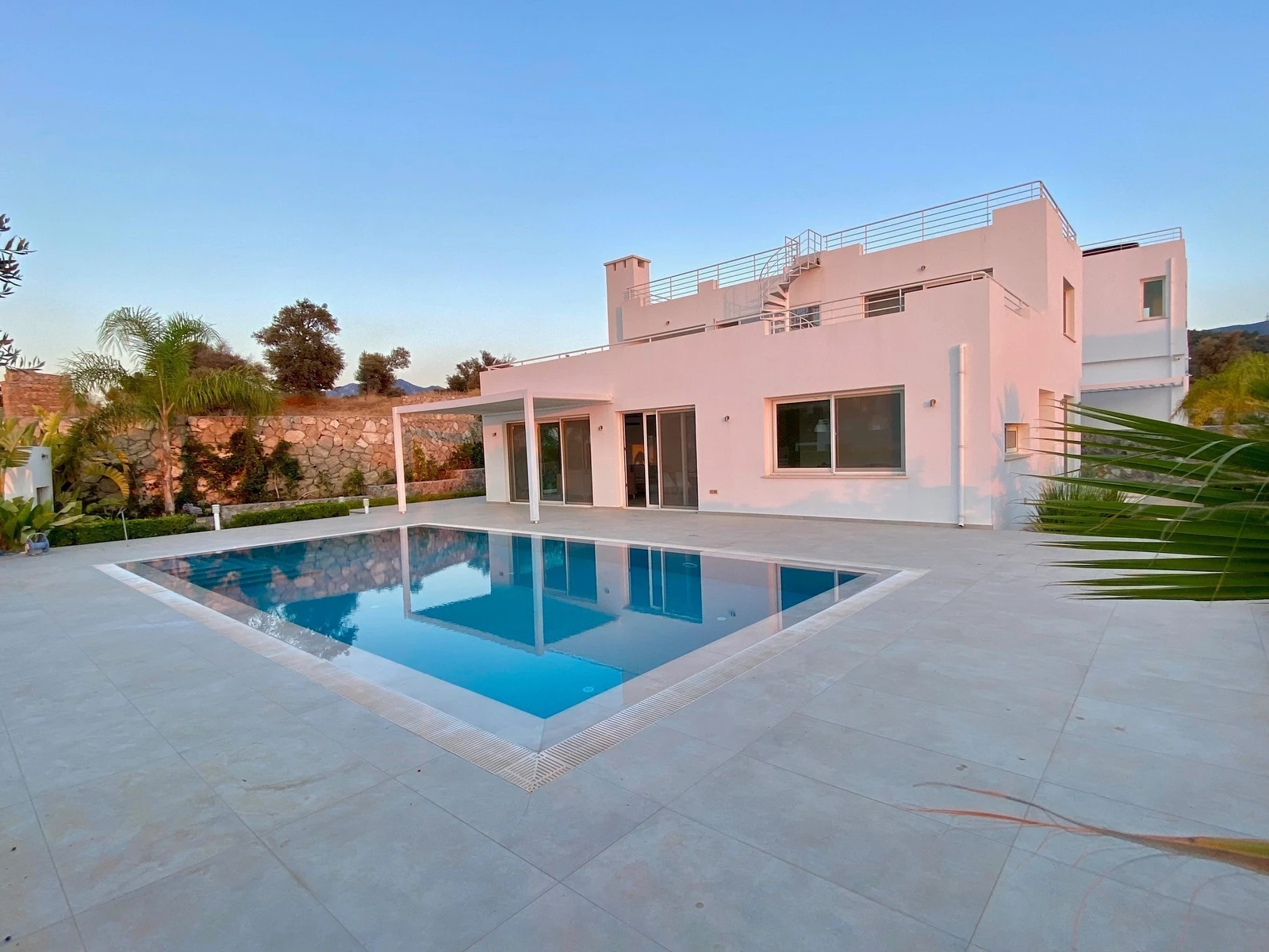 Tre etasjer med terrasser Galleribilde