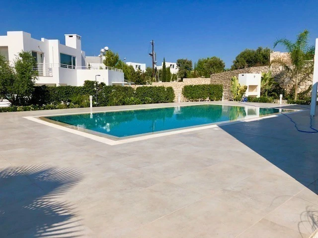 Romslig rundt bassenget Galleribilde