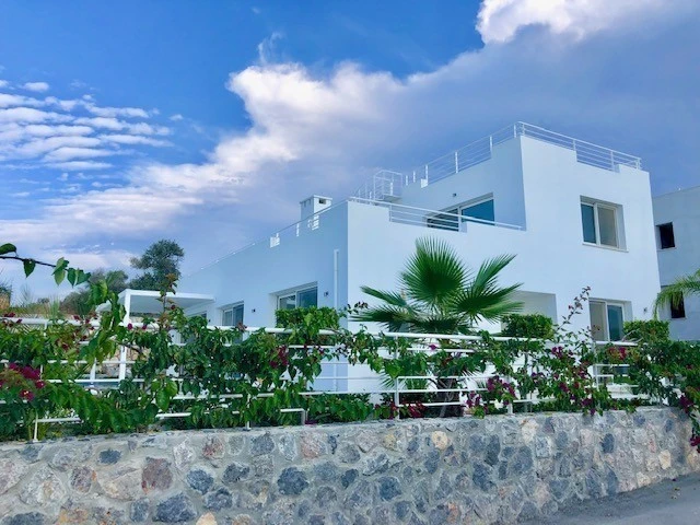 Inngjerdet med ferdig beplantet hage Galleribilde