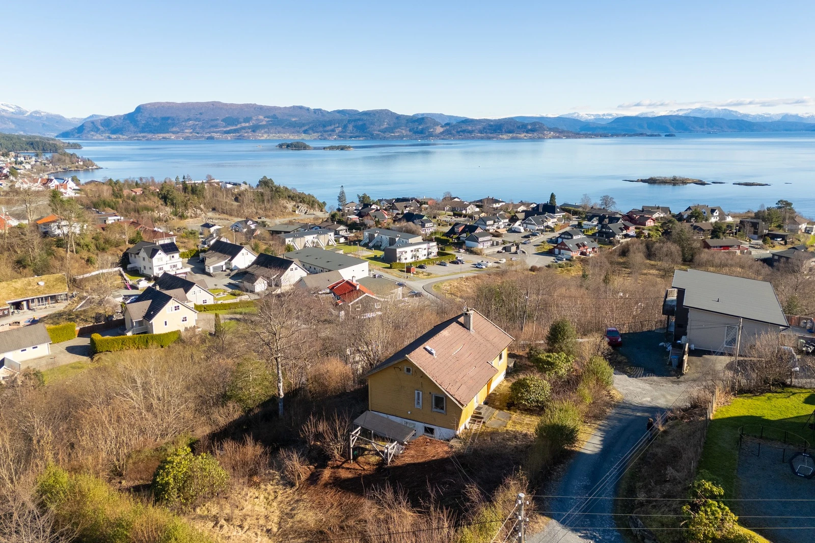 Det er eldre bebyggelse på tomten, som enten kan restaureres eller rives. Galleribilde