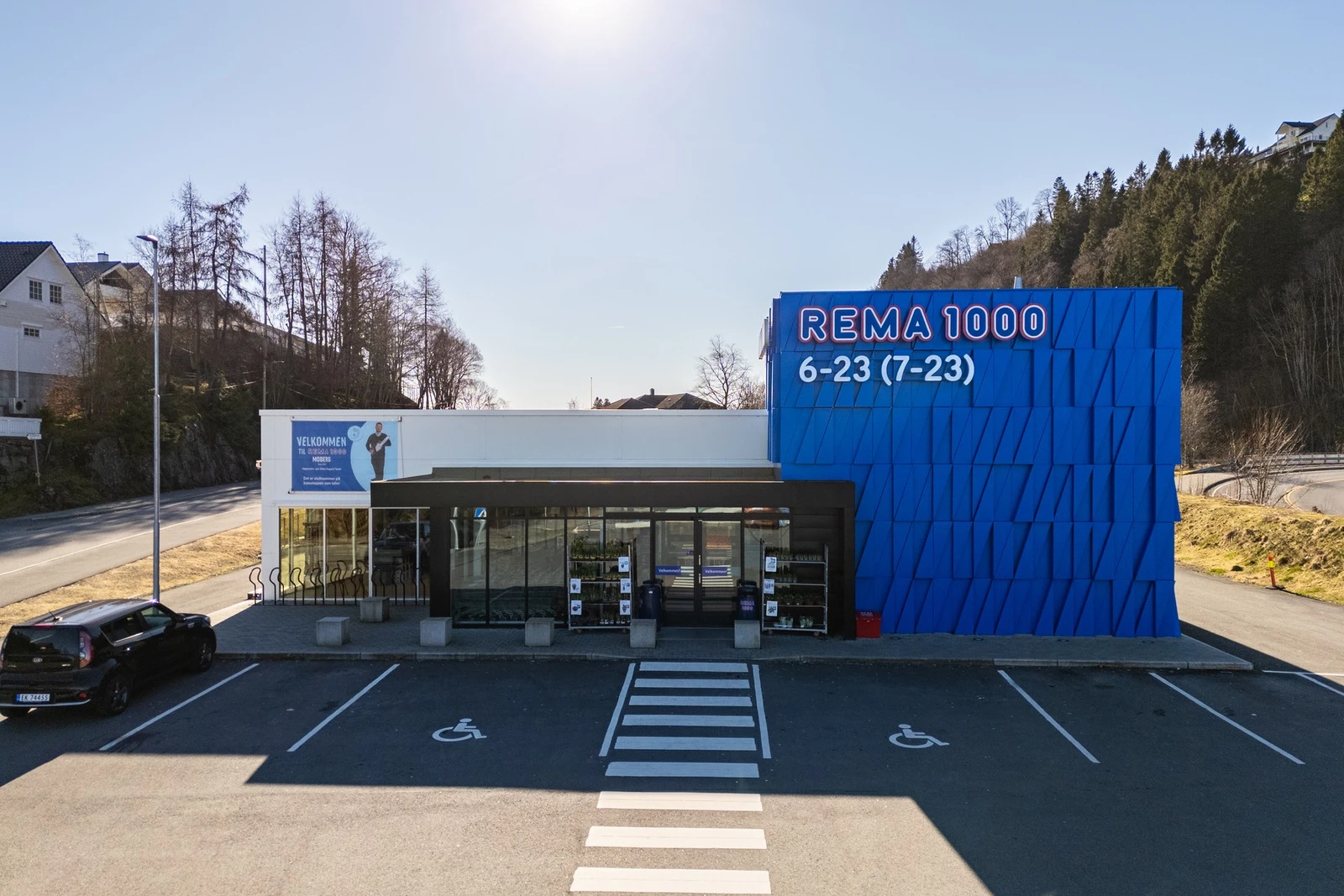 Rema 1000 og innkjørsel til ny E39 ligger et par minutter fra eiendommen. Galleribilde