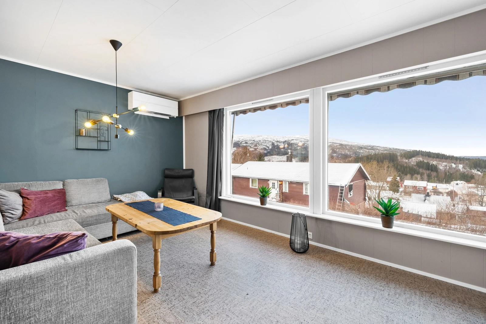 Stueutsikt 3 image of Enebolig med 4 soverom beliggende i endeveg. Rolig og veletablert boområde.