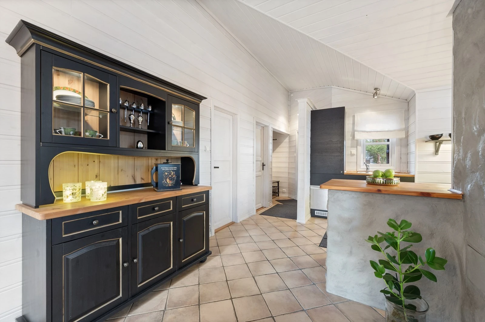 Utsyn fra stuen inn mot kjøkkenet, og videre ut mot vindfanget. Galleribilde