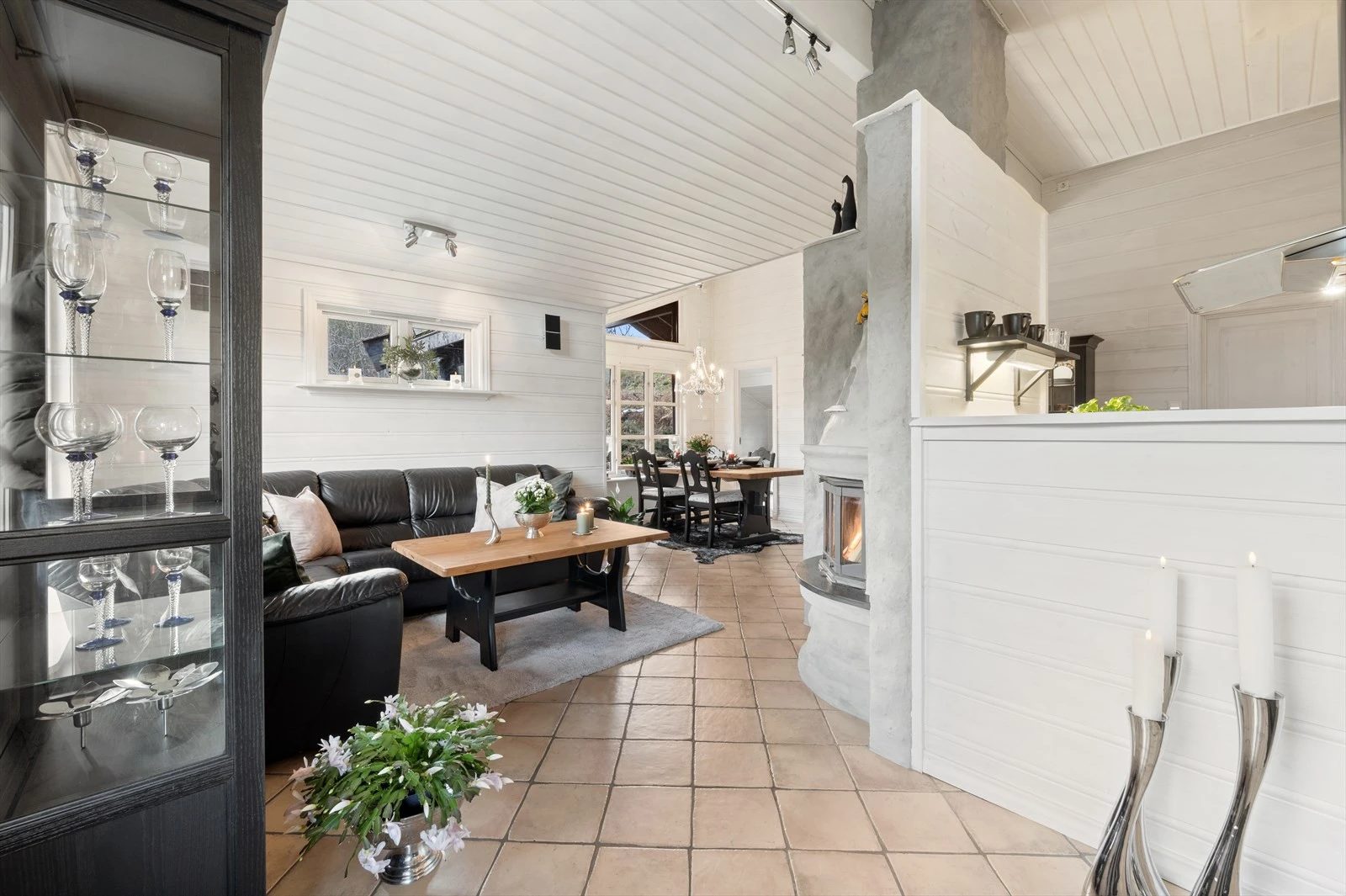 Stue/spisestue med åpen løsning inn mot kjøkkenet. Galleribilde