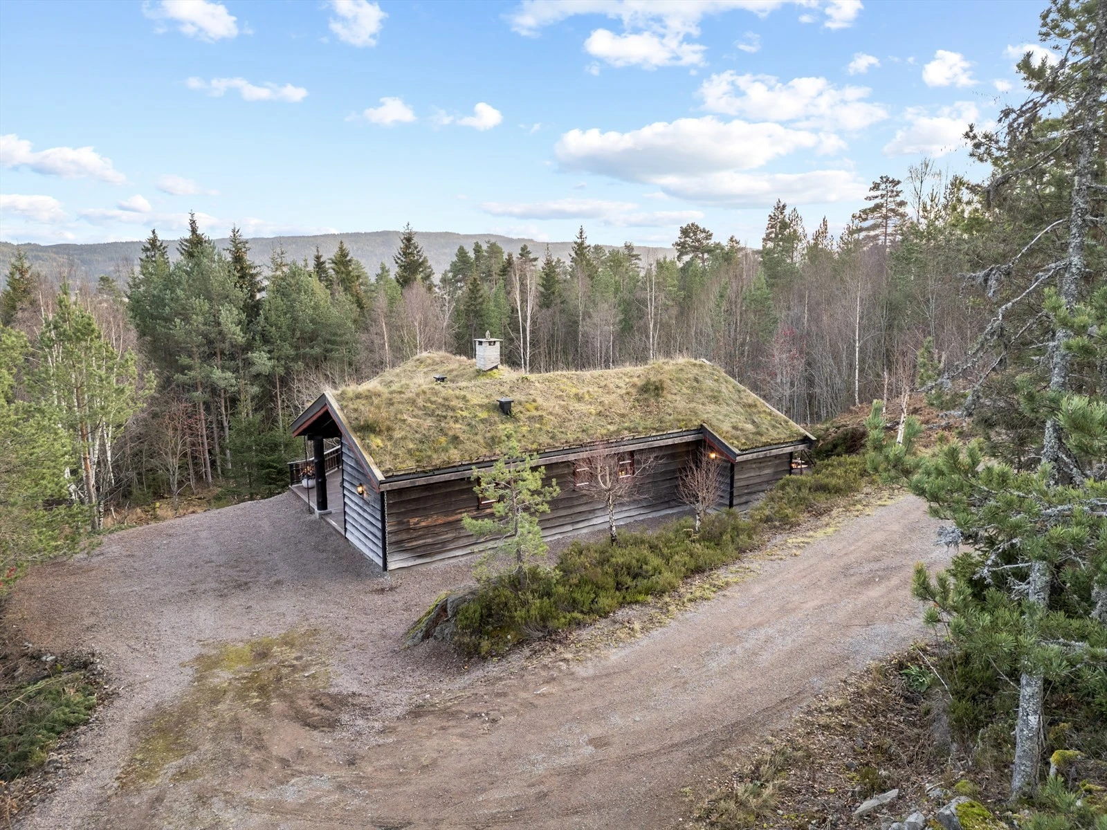 Eiendommen sett fra adkomstveien Galleribilde