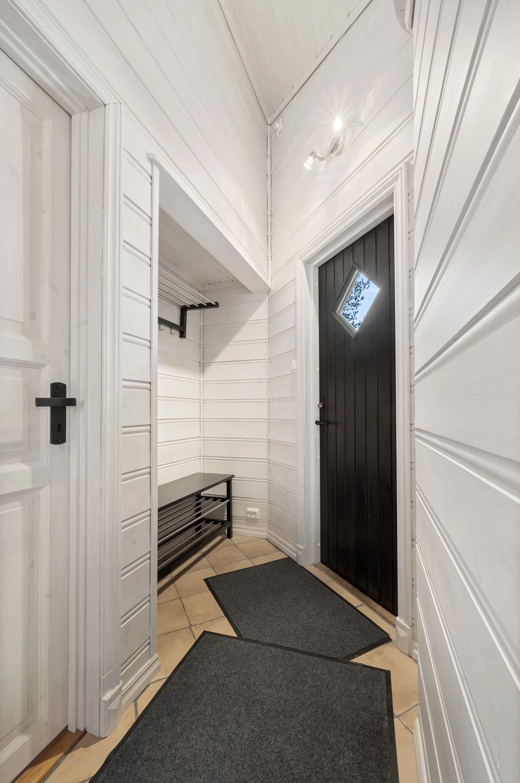 Vindfang med plass til å henge fra seg yttertøy Galleribilde