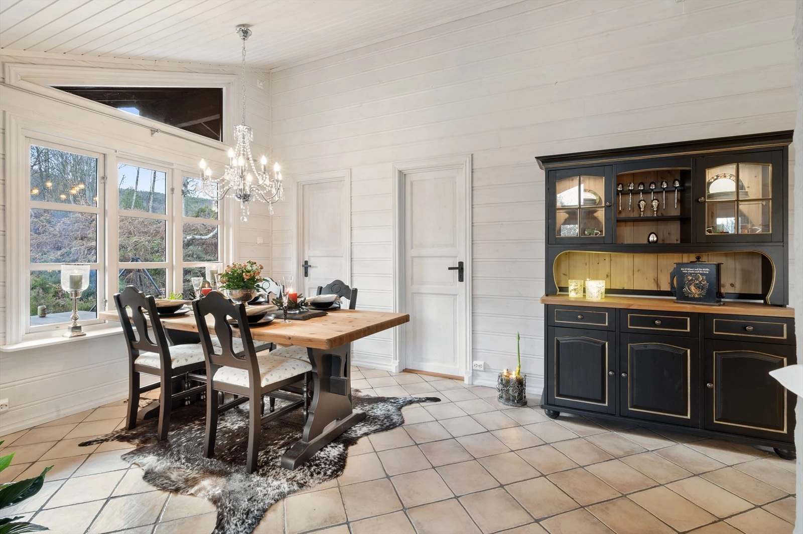 God plass til spisestuemøblement i stue/spisestue Galleribilde