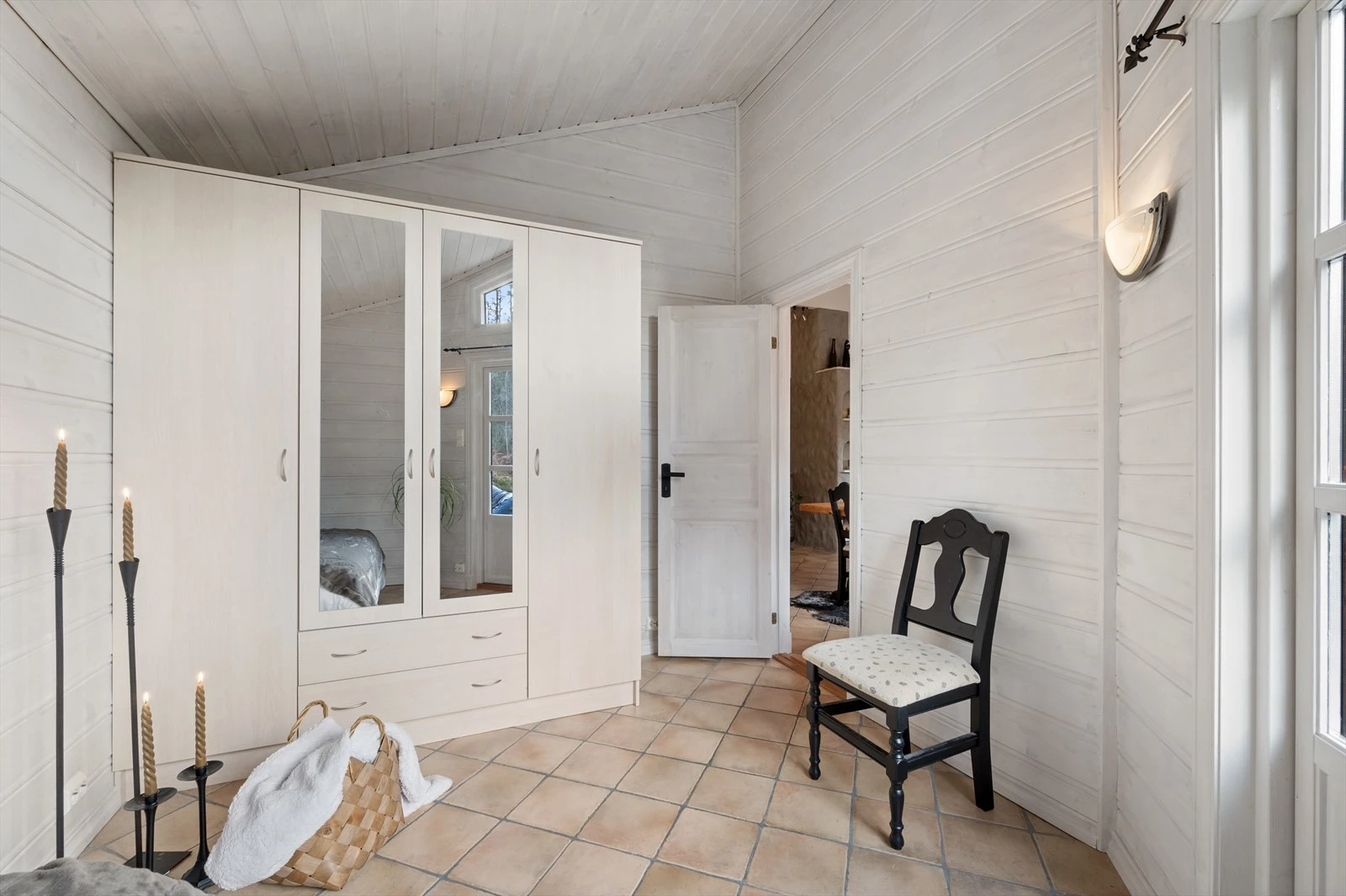 Godt med garderobe på hovedsoverommet. Galleribilde