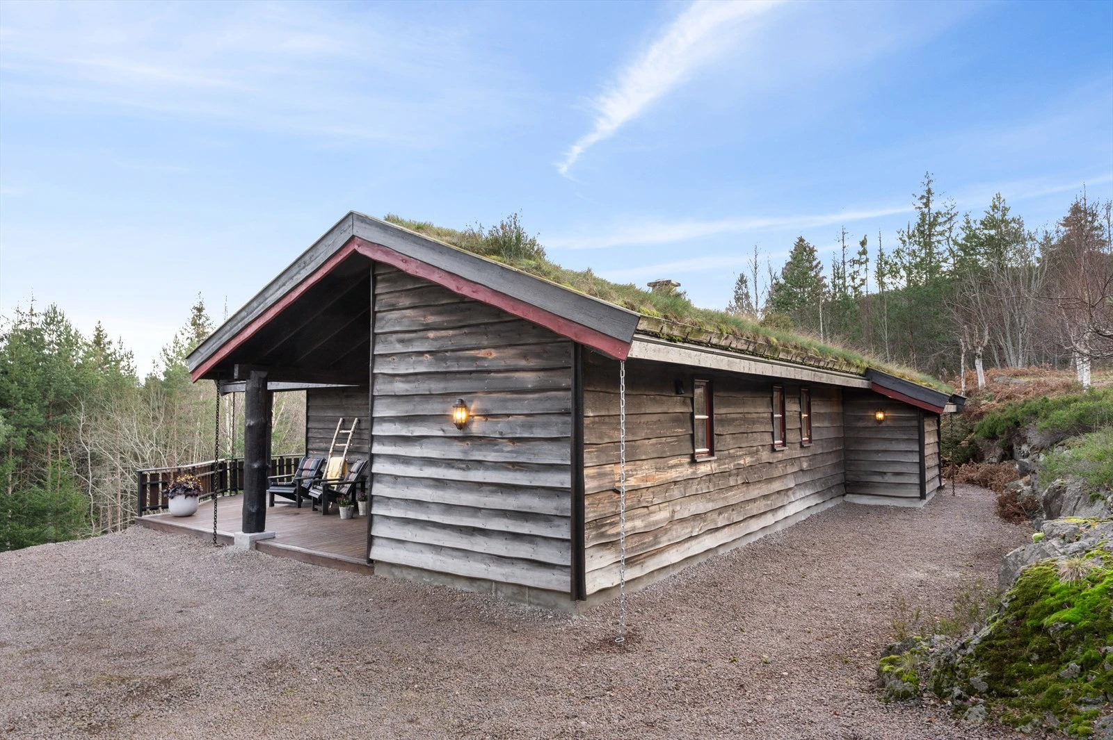 Romslig gårdsplass med god plass til parkering på egen grunn. Galleribilde