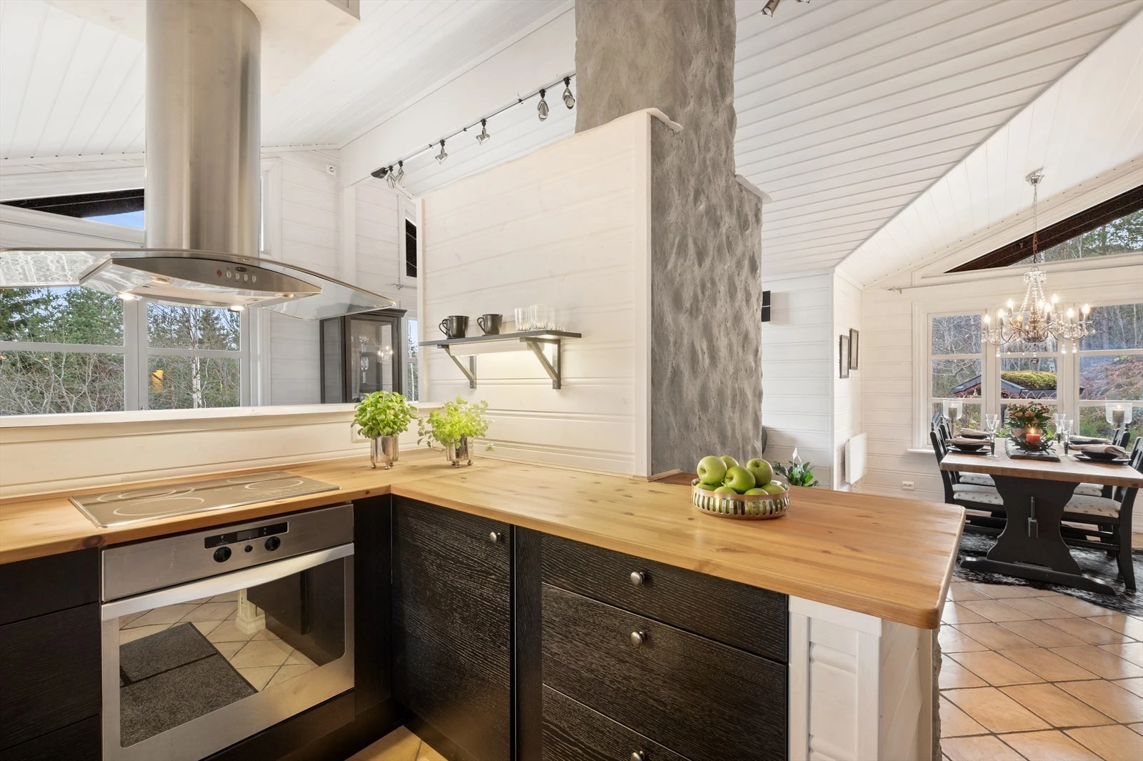 Åpen løsning inn mot stue/spisestue. Galleribilde