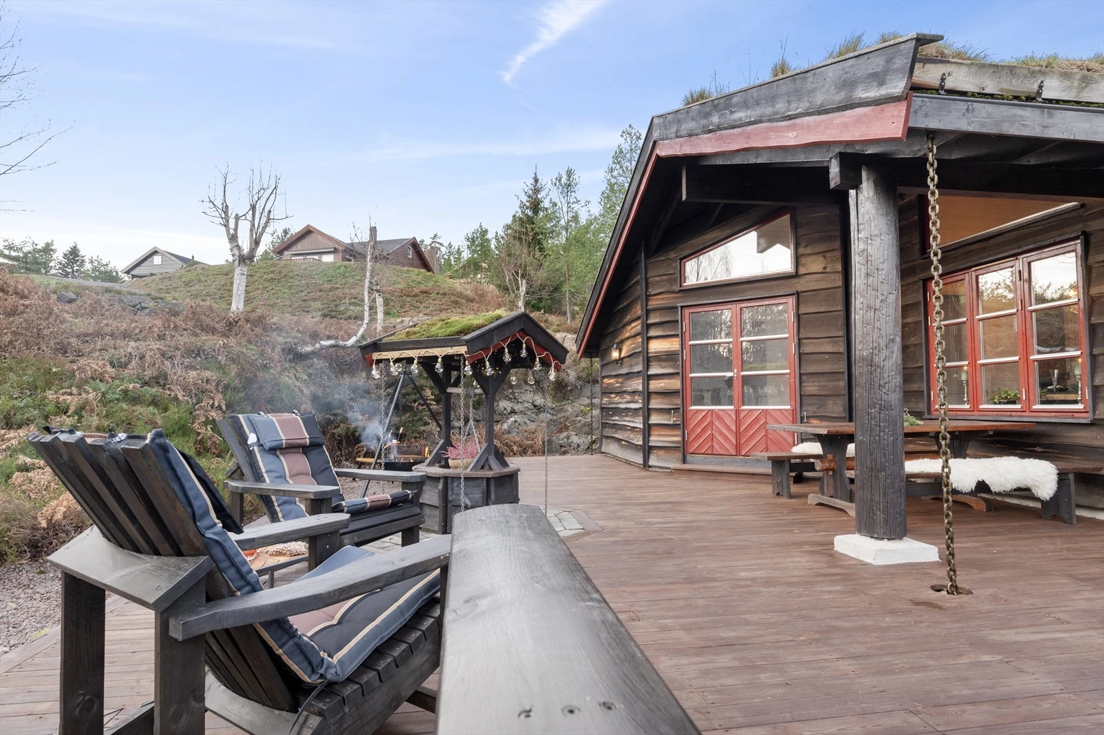Stor markterrasse og avsatt plass til bålpanne. Galleribilde