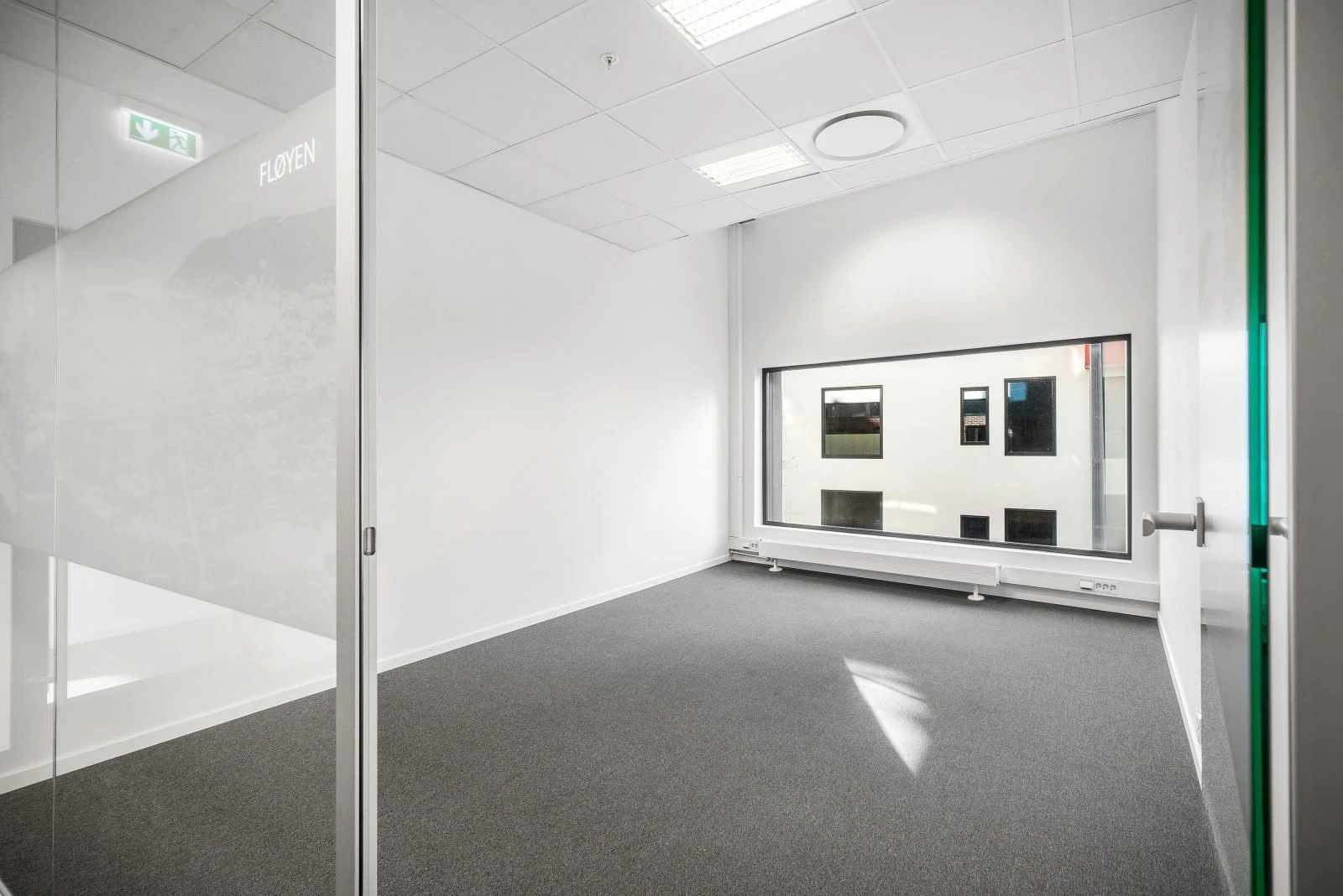 Cellekontor med glassvegger og gode vindusflater Galleribilde