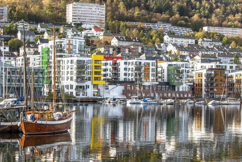 Fra eiendommen er det ca. 1,8 km til sentrumskjernen og 800 meter til bybanestoppet på Danmarksplass. Galleribilde