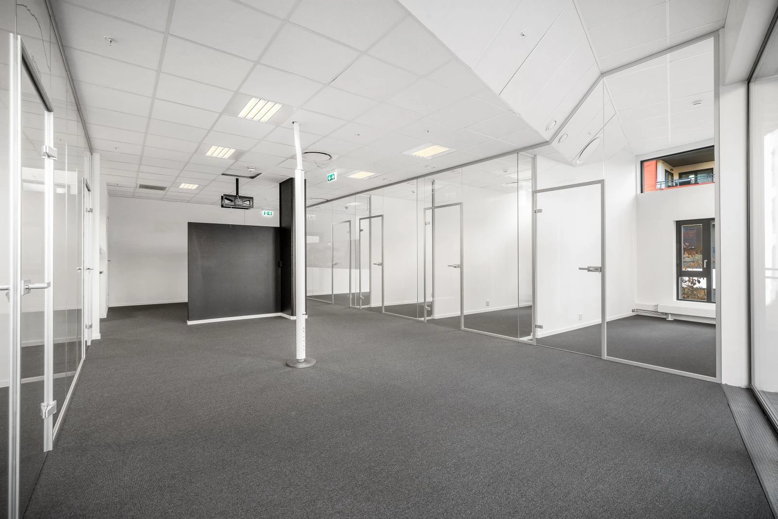 Cellekontorer har glassvegger mot fellesareal Galleribilde