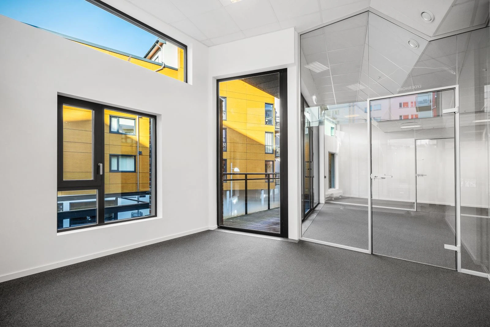 Stort cellekontor med glassvegger og gode vindusflater Galleribilde