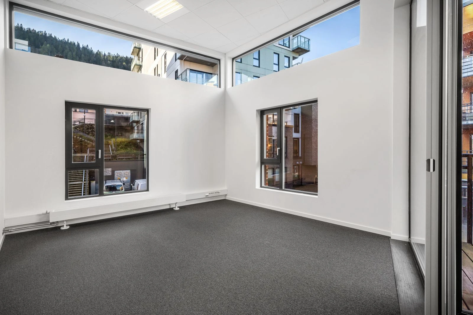 Stort cellekontor med glassvegger og gode vindusflater Galleribilde