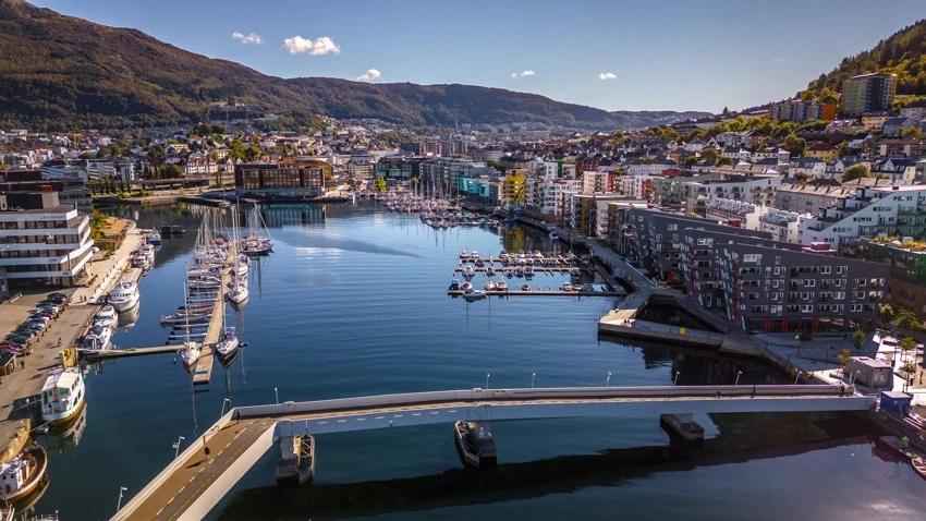 Her finner man et bredt spekter av servicetilbud, være seg treningssenter, kafèer, restauranter, handel og hotell Galleribilde