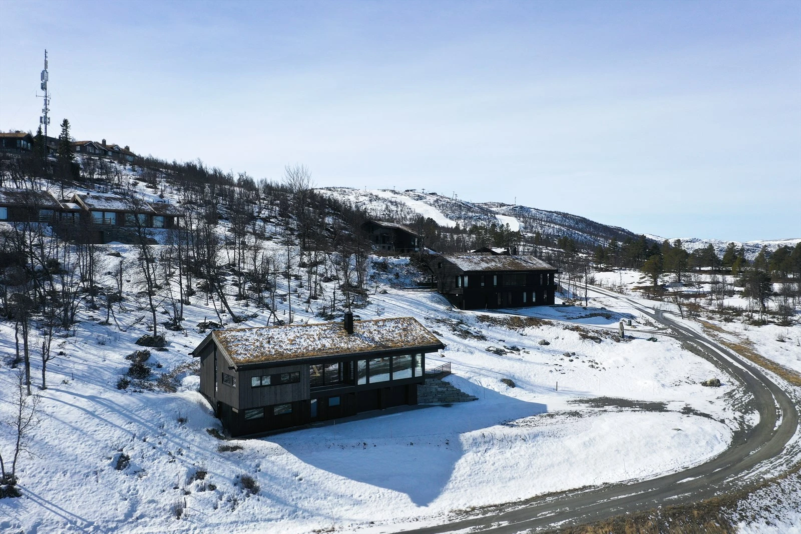 Utvendige materialer er nøye utvalgt for minimalt vedlikehold og et miljøvennlig og bedre inneklima - selgers foto Galleribilde