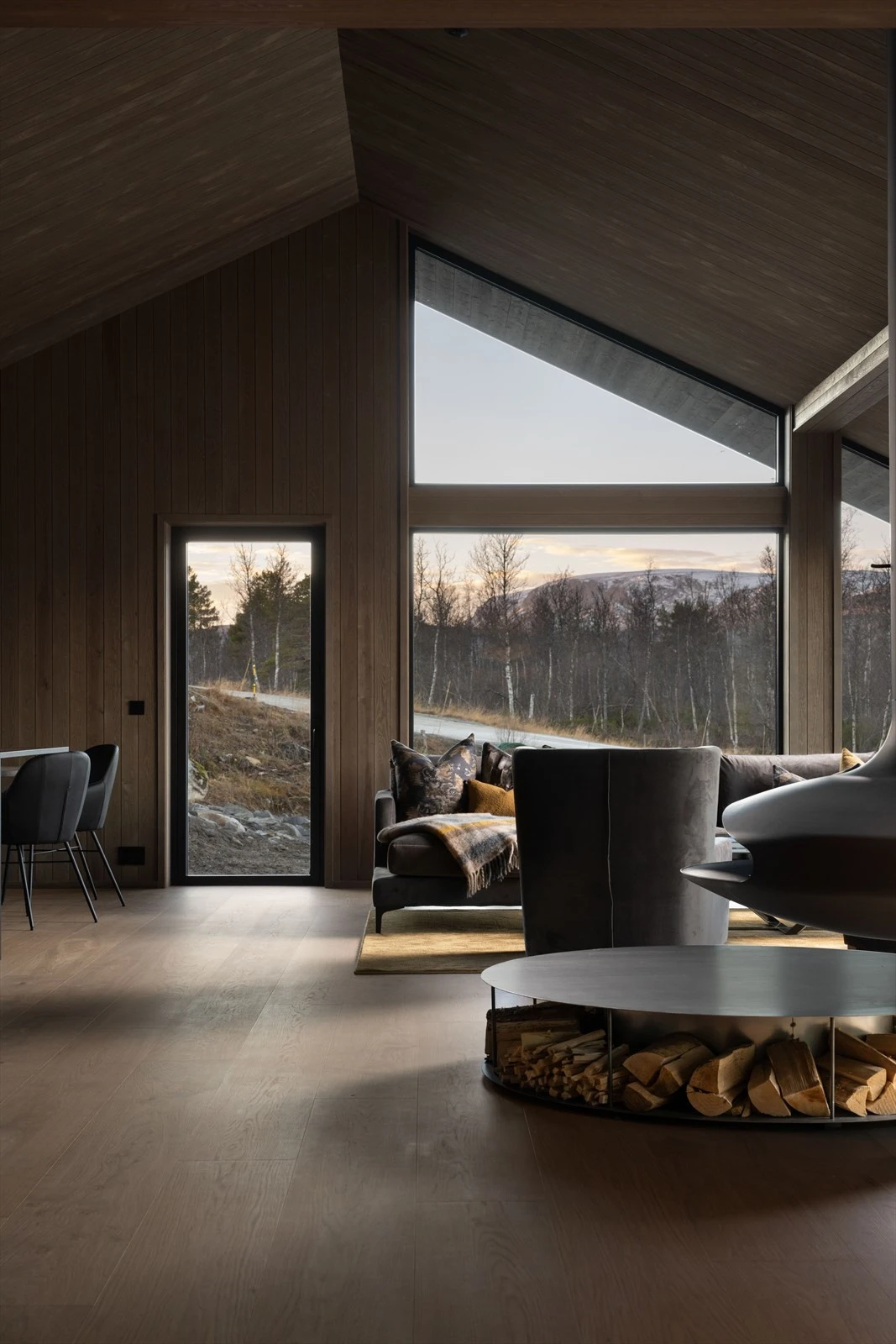 Fra store vinduer er det utsikt mot bl.a Hallingskarvet og Geilo Galleribilde