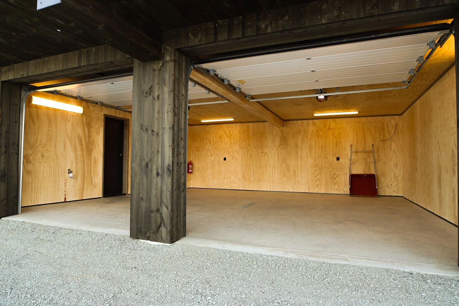 Det er klargjort for el-bil lader og varmevifte i garasjen. - selgers foto Galleribilde