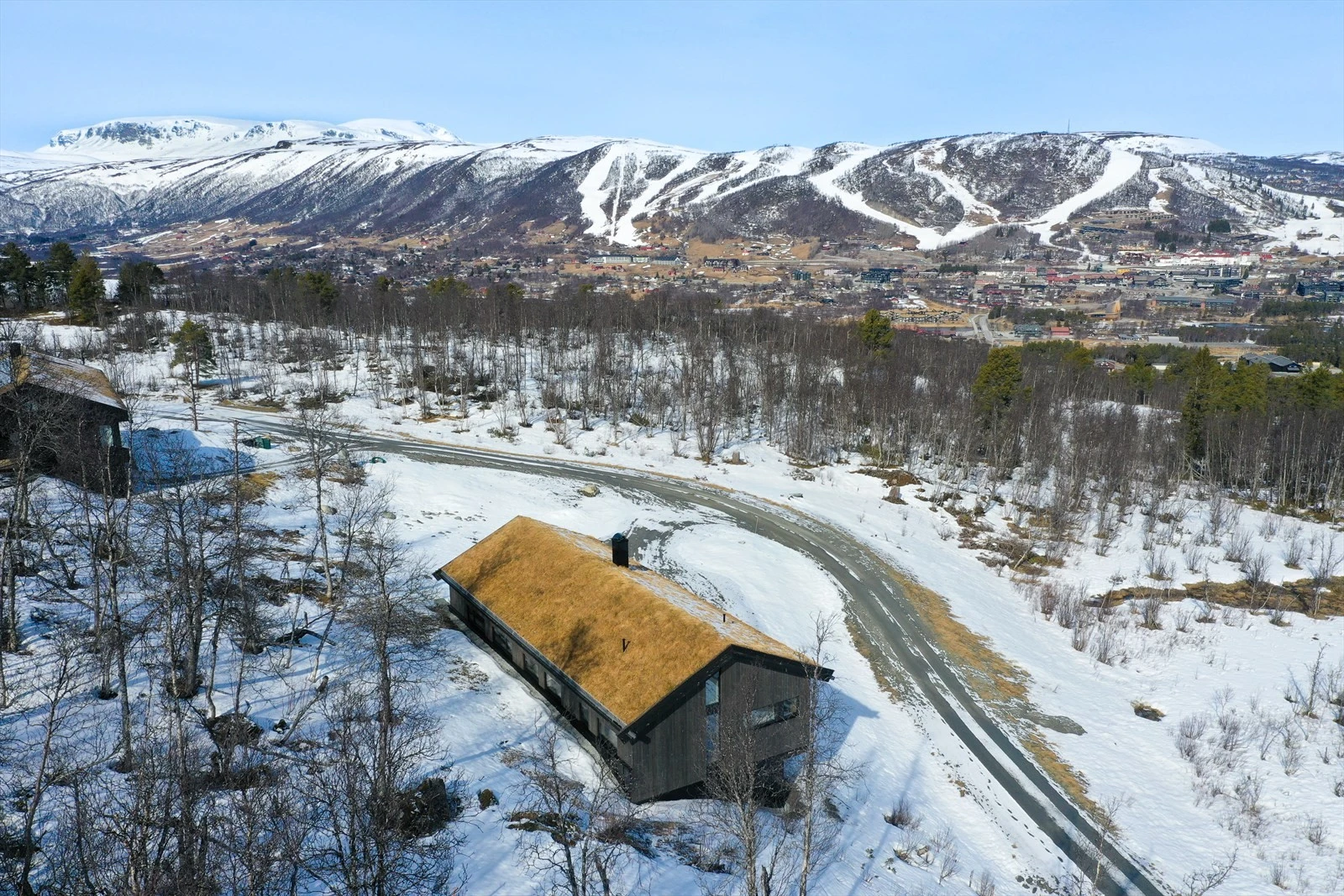 Sørhallie 16 A/B - flott beliggenhet med kort vei til tur- og skimuligheter (selgers eget foto) Galleribilde