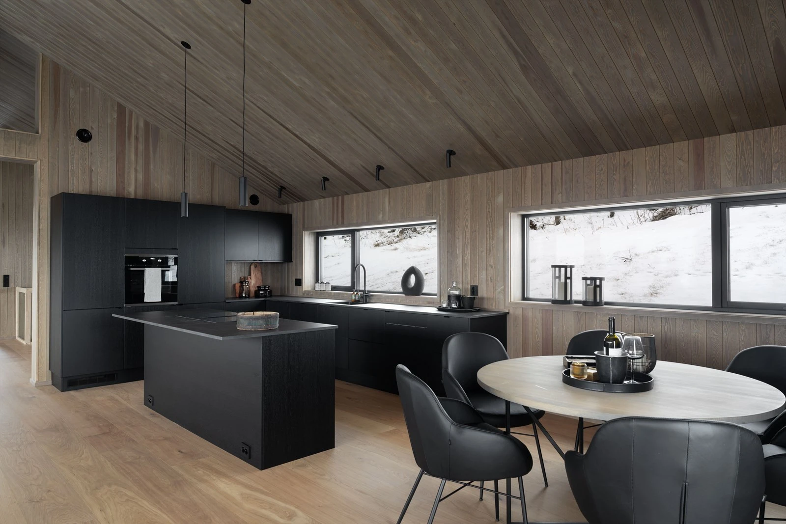 Kjøkken integrerte hvitevarer; oppvaskmaskin, stort kjøleskap, benke fryseskap, komfyr og platetopp med integrert ventilator. Galleribilde