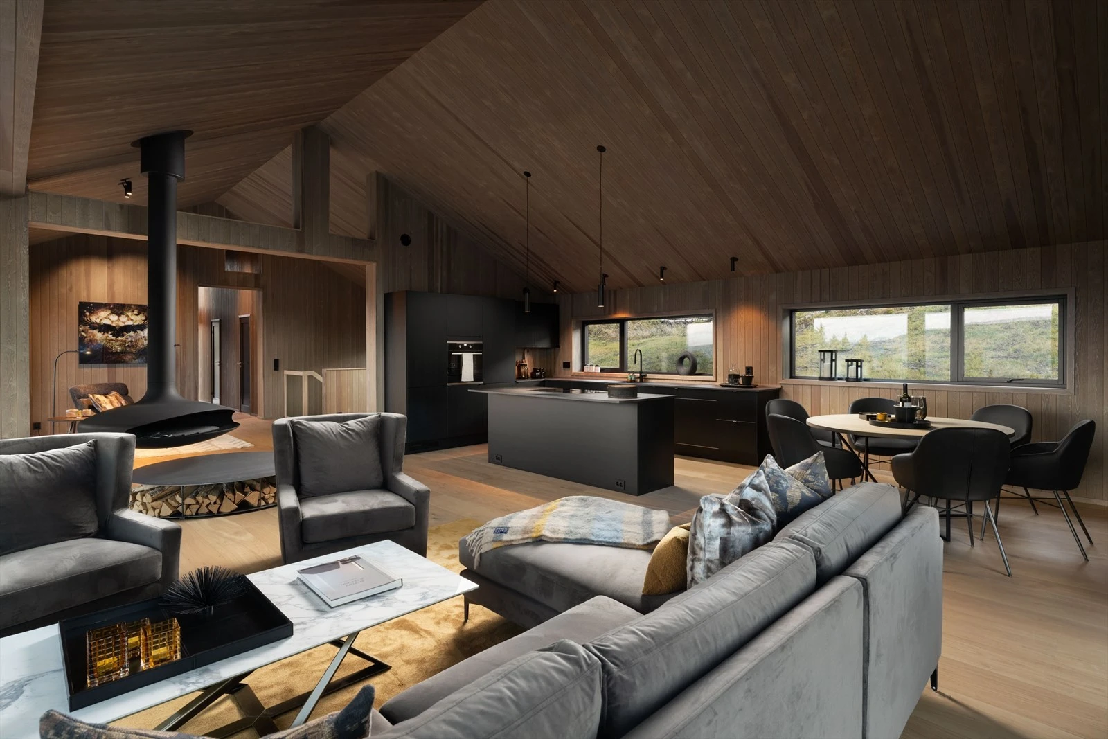 Panel i på vegger og tak gir en helhetlig romfølese Galleribilde