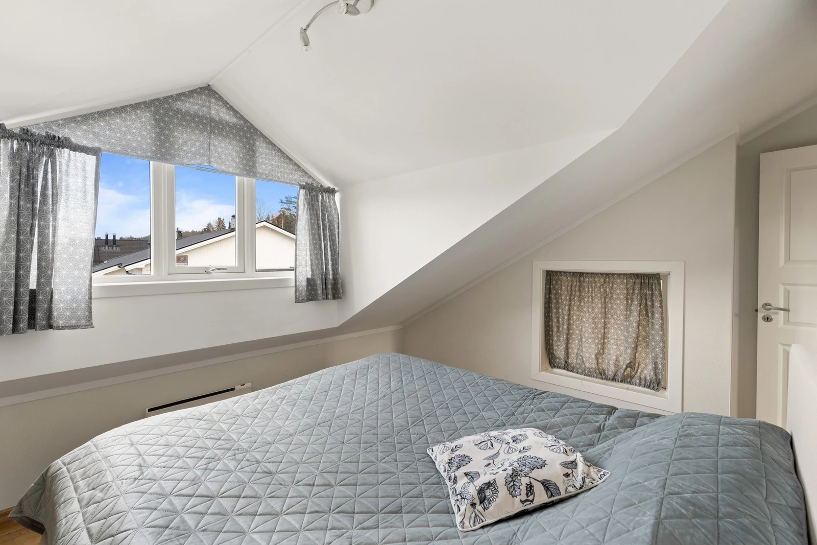 Hovedsoverommet har en romslig planløsning med plass til stor seng og garderobe. Galleribilde