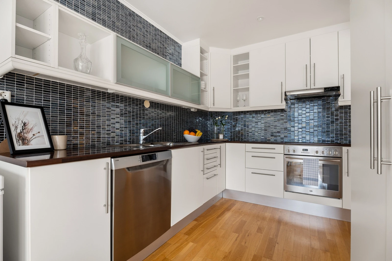 Praktisk kjøkken med god skap- og benkeplass for enkel matlaging. Galleribilde