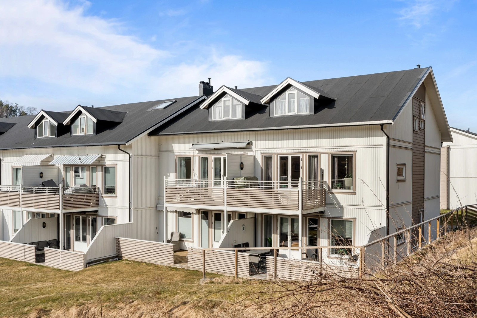 Kort vei til E6 og rv 109 gir rask tilgang til Sarpsborg, Fredrikstad og Oslo. Galleribilde