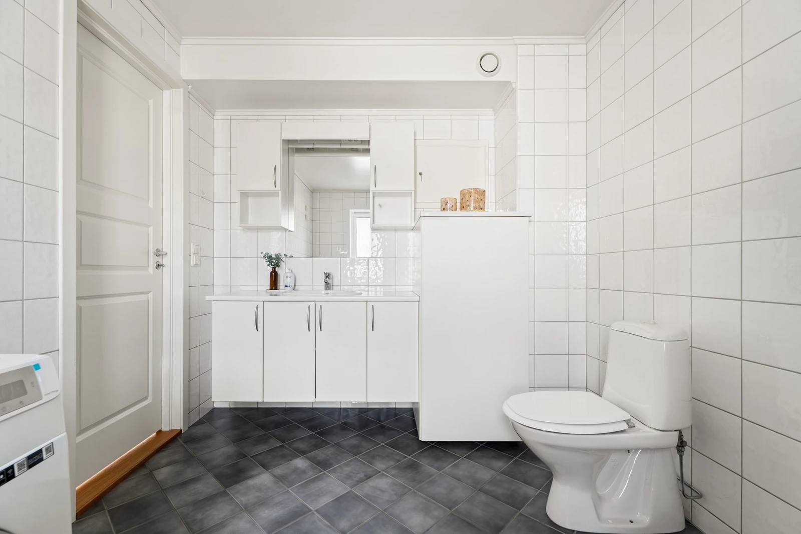 Vegghengt toalett gir et minimalistisk preg og forenkler rengjøringen. Galleribilde