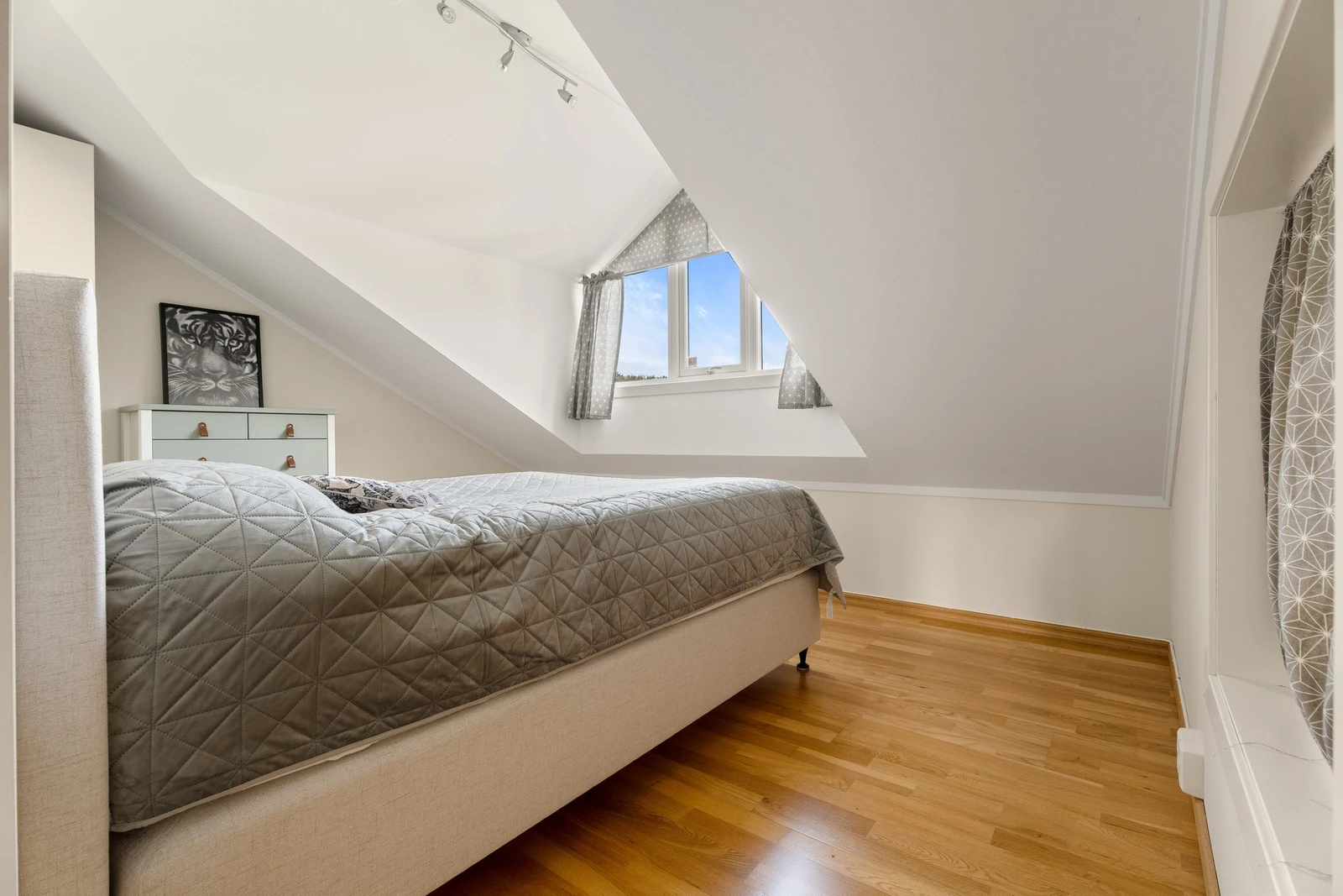 Store vinduer gir godt lysinnslipp og en luftig atmosfære. Galleribilde