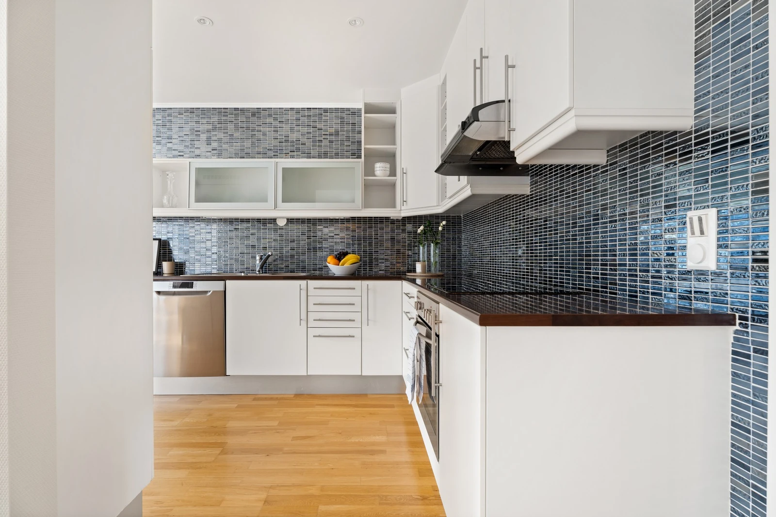 Laminat benkeplate kombinert med fliser over benken forenkler rengjøringen. Galleribilde