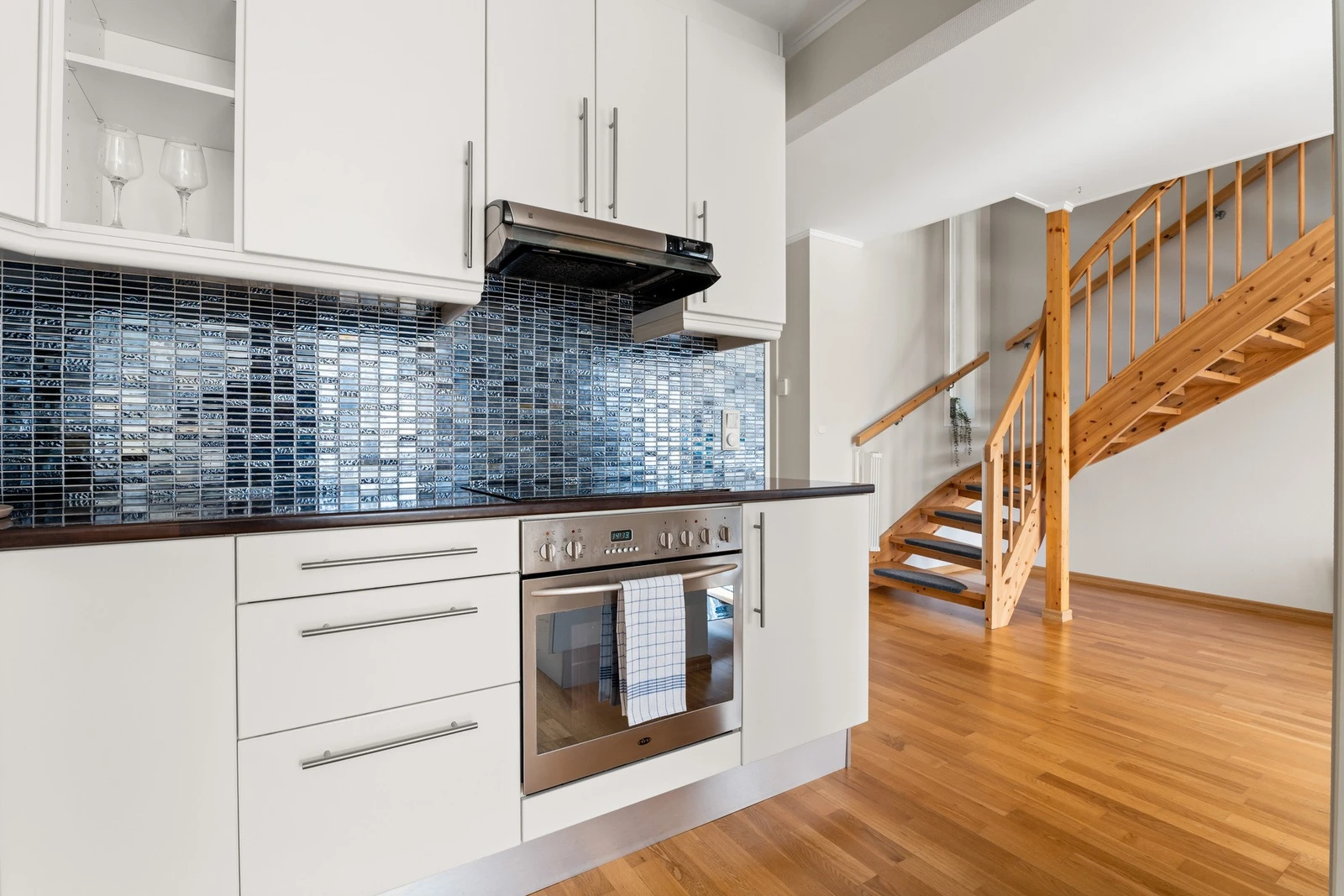 Integrerte hvitevarer gjør kjøkkenet funksjonelt og moderne. Galleribilde